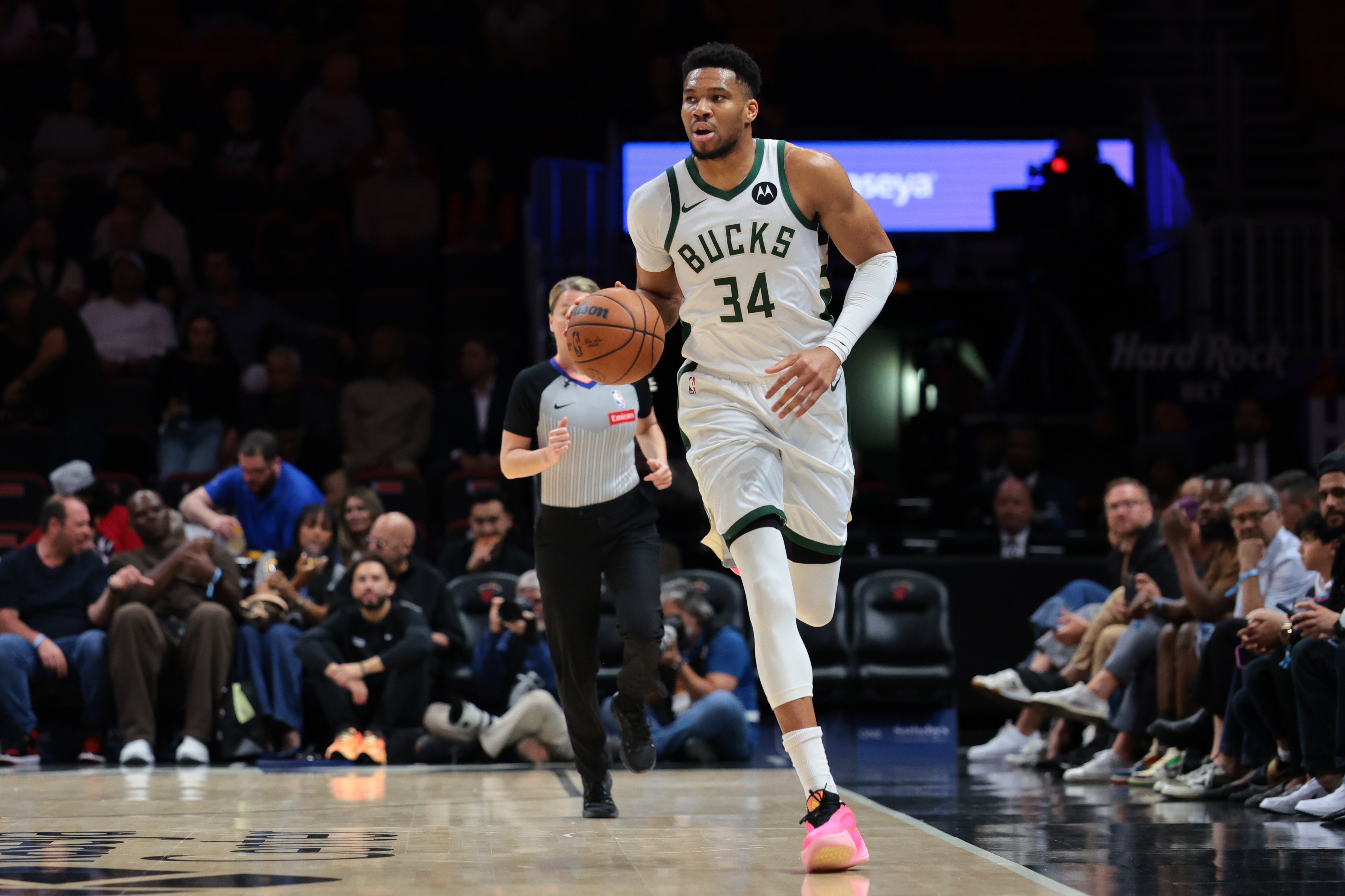 开云-字母哥：我不会做影像检查 我打算先回家休息看看明天感觉如何